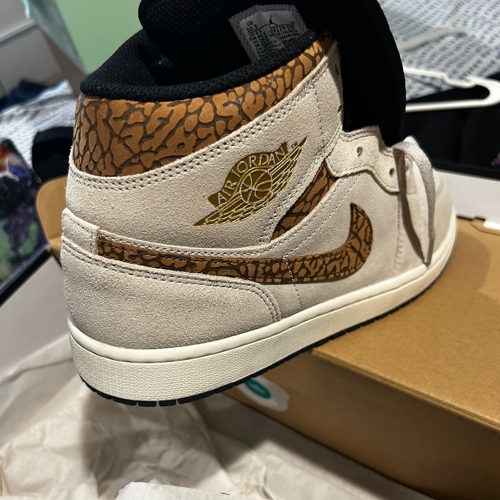 Air Jordan 1 Mid SE – Light Orewood Brown / Metallic Gold